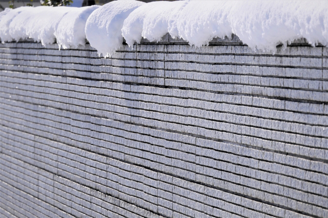 塀に積雪